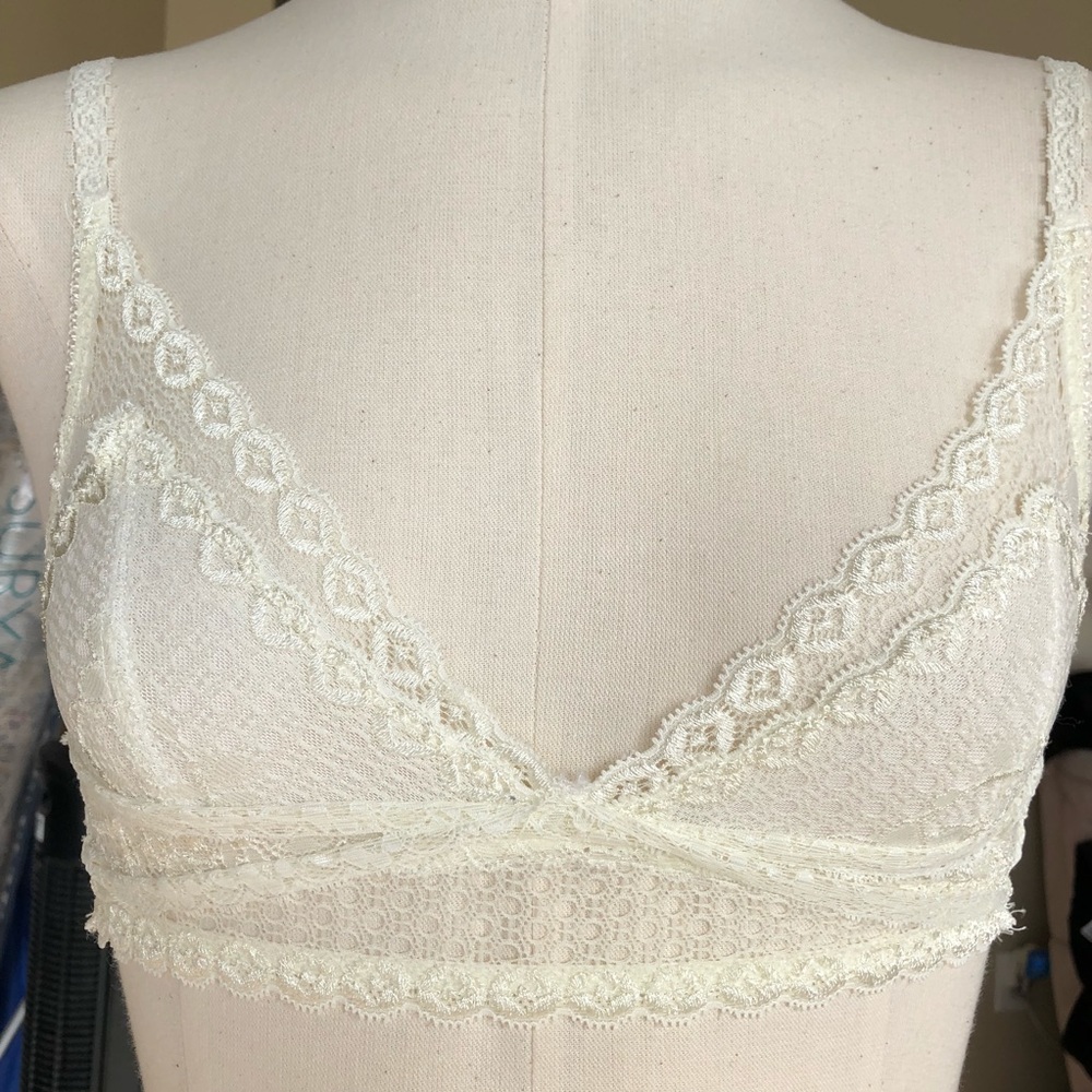 🔥🔥Anemone cream lace bralette size S/M dainty